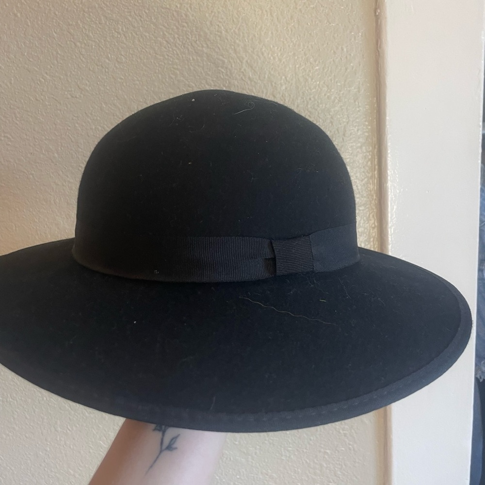 Adjustable Black Hat (Perfect for fall)